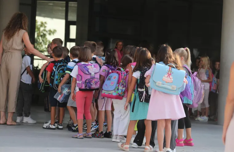 Posljednje poziranje za mame i spremni su: Pogledajte kako diljem zemlje izgleda prvi dan &scaron;kole