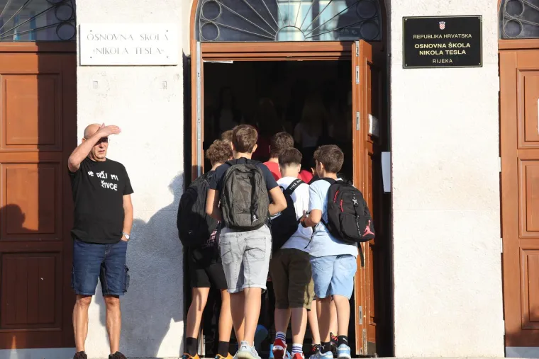 Posljednje poziranje za mame i spremni su: Pogledajte kako diljem zemlje izgleda prvi dan škole