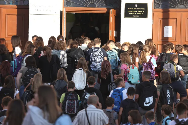 Posljednje poziranje za mame i spremni su: Pogledajte kako diljem zemlje izgleda prvi dan &scaron;kole