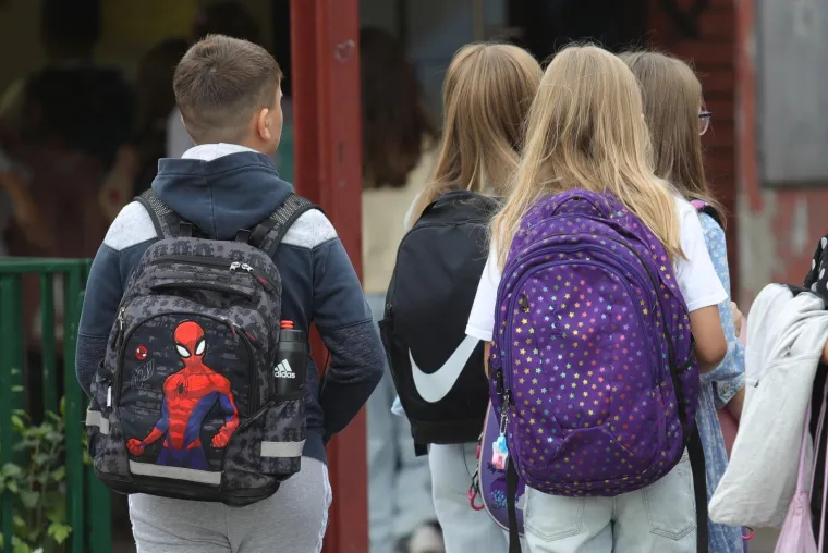 Posljednje poziranje za mame i spremni su: Pogledajte kako diljem zemlje izgleda prvi dan škole