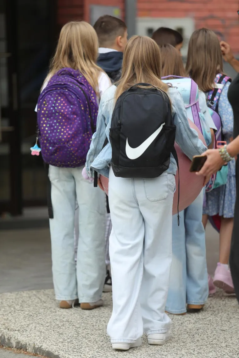 Posljednje poziranje za mame i spremni su: Pogledajte kako diljem zemlje izgleda prvi dan škole