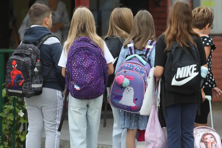 Posljednje poziranje za mame i spremni su: Pogledajte kako diljem zemlje izgleda prvi dan škole