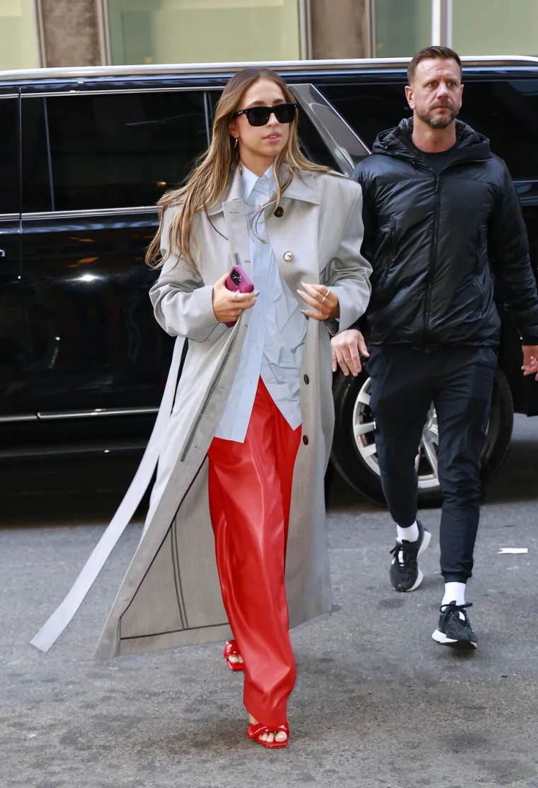 Sa samo 22 godine osvaja vrhove glazbenih ljestvica, a njezine obline zaludjele su svijet