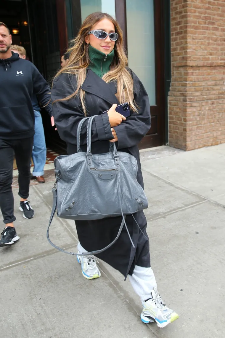 Sa samo 22 godine osvaja vrhove glazbenih ljestvica, a njezine obline zaludjele su svijet