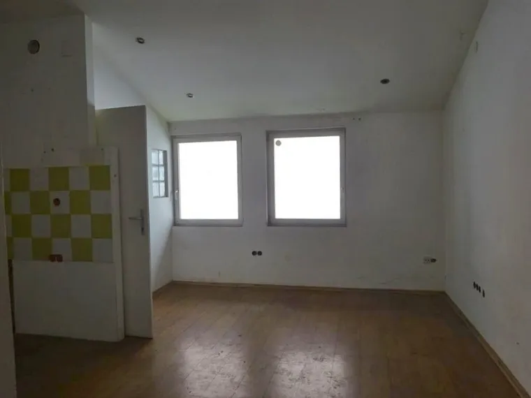 Od derutnih suterena do demoliranih poslovnih prostora: Pogledajte &scaron;to država prodaje za 'bagatelu'