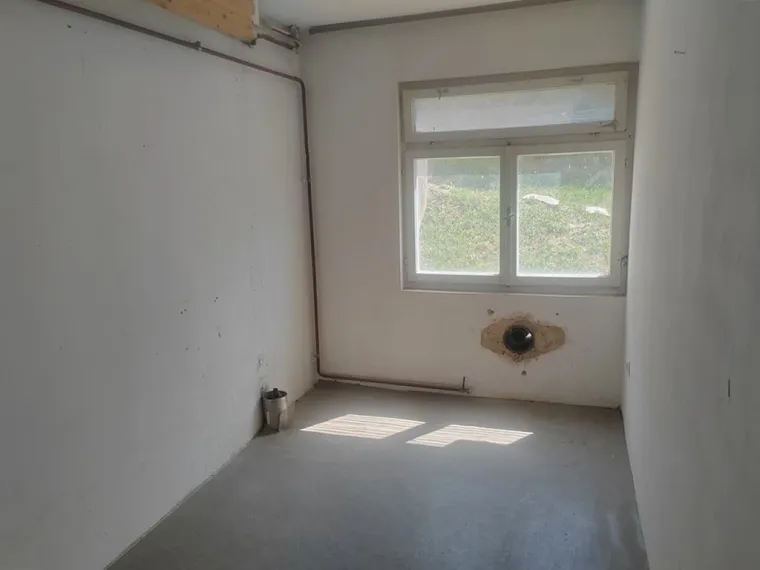 Od derutnih suterena do demoliranih poslovnih prostora: Pogledajte &scaron;to država prodaje za 'bagatelu'