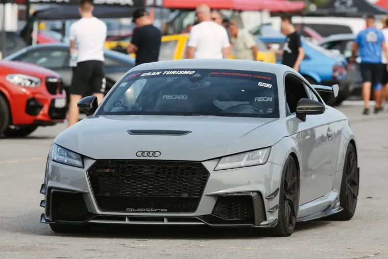 Od pogleda na brutalne spojlere padaju vilice, a jedna dama pažnju je uspjela usmjeriti na sebe