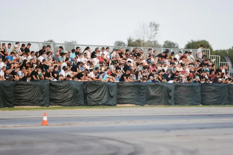 Od pogleda na brutalne spojlere padaju vilice, a jedna dama pažnju je uspjela usmjeriti na sebe
