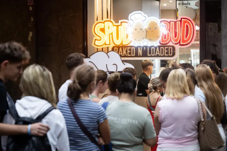 Pogledajte ludnicu u centru Zagreba: Popularni Spud Bud otvorio je svoja vrata