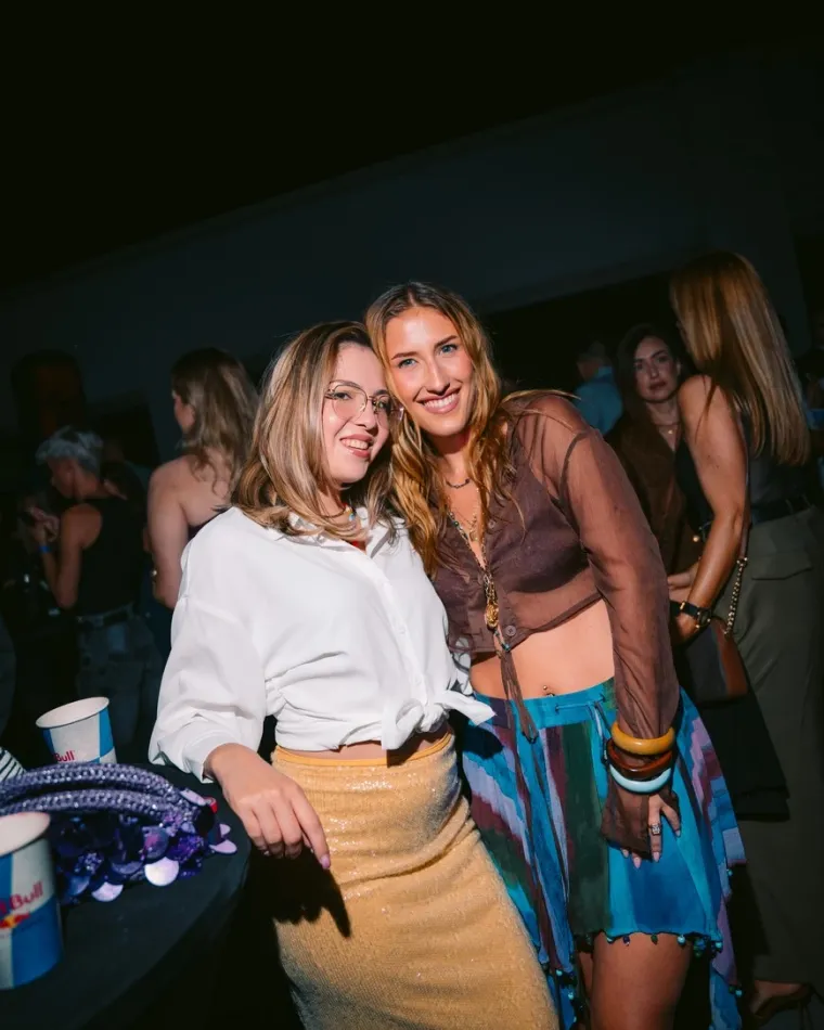 Red zabave i vruće atmosfere: Tri zavodljive brinete zapalile podij i raspametile prisutne