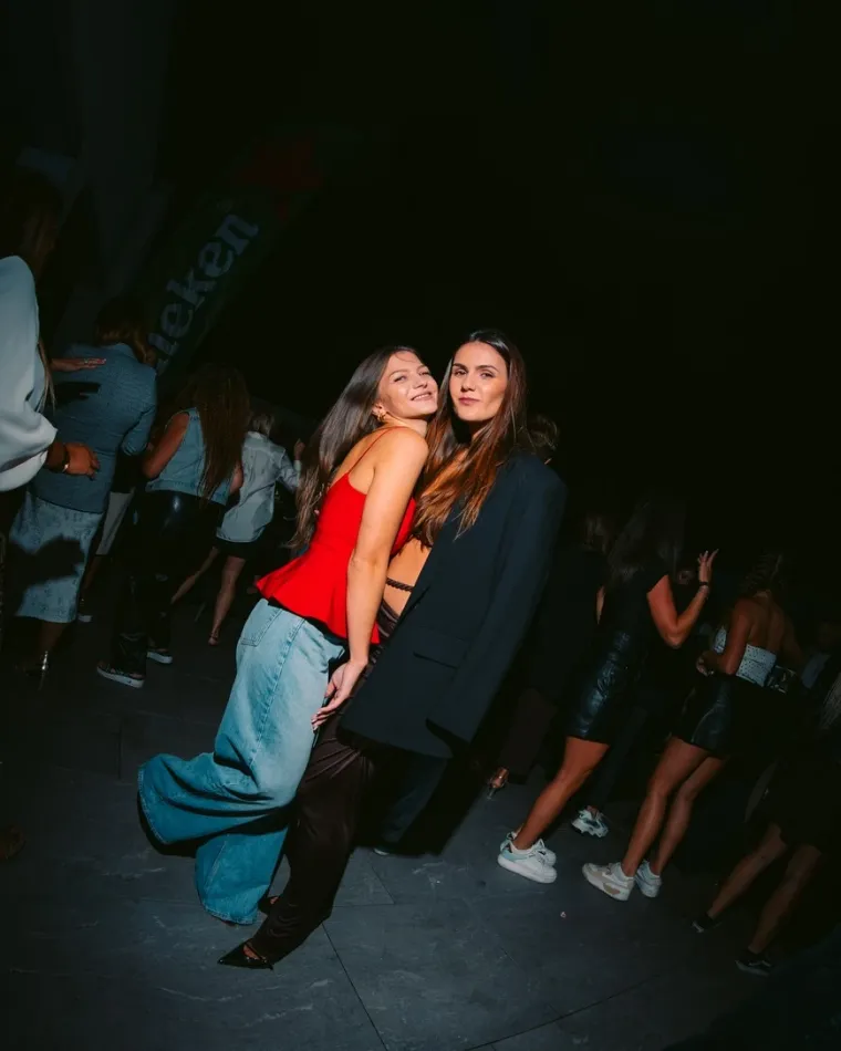 Red zabave i vruće atmosfere: Tri zavodljive brinete zapalile podij i raspametile prisutne