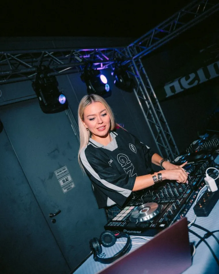 Red zabave i vruće atmosfere: Tri zavodljive brinete zapalile podij i raspametile prisutne