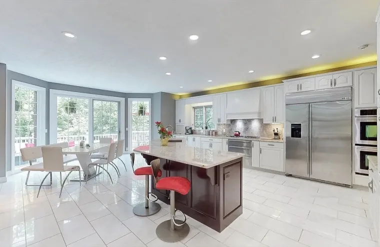 Iz ove kuće ne morate izlaziti do kraja života: Vlastiti pub, zabava i luksuz, a cijena prava sića