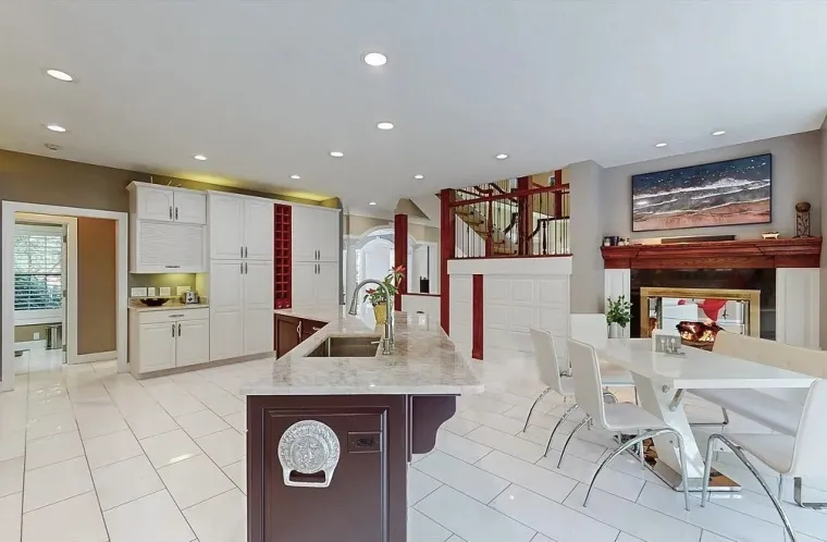 Iz ove kuće ne morate izlaziti do kraja života: Vlastiti pub, zabava i luksuz, a cijena prava sića