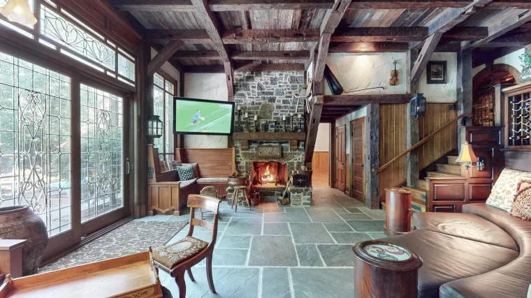 Iz ove kuće ne morate izlaziti do kraja života: Vlastiti pub, zabava i luksuz, a cijena prava sića