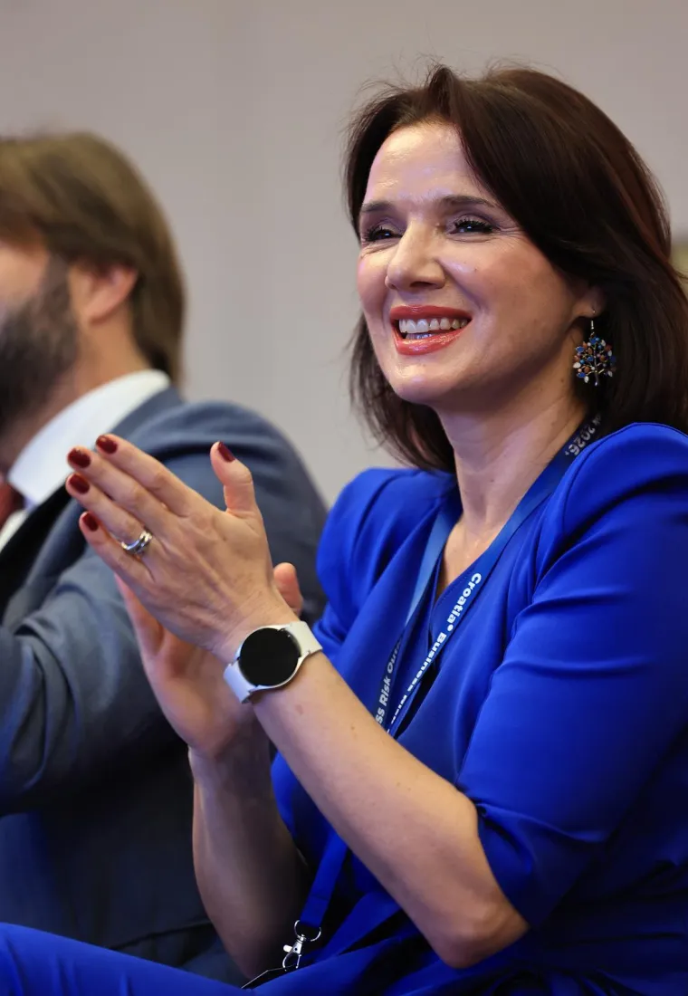 Danijela Milo&scaron; Sprčić ukrala pažnju na konferenciji u royal plavoj haljini: Pored nje smije&scaron;io se biv&scaron;i ministar