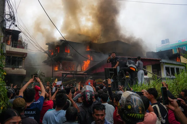 Sve zbog zabrane dru&scaron;tvenih mreža? Krv, kaos i vatra na ulicama grada, drugi dan za redom