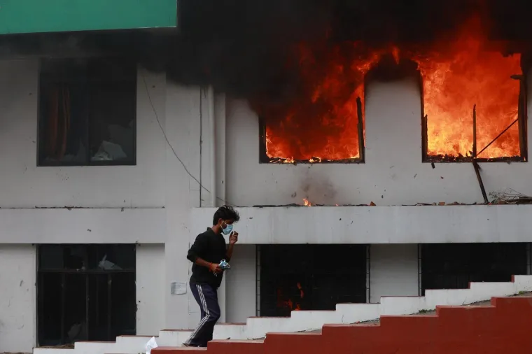 Sve zbog zabrane dru&scaron;tvenih mreža? Krv, kaos i vatra na ulicama grada, drugi dan za redom