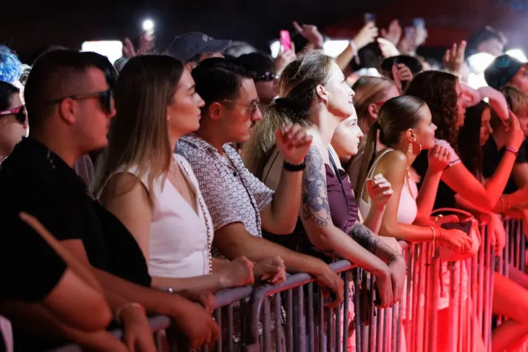 Ona je definitivno uživala u trenutku: Dugokosa ljepotica zapjevala na sav glas i očarala Splićane