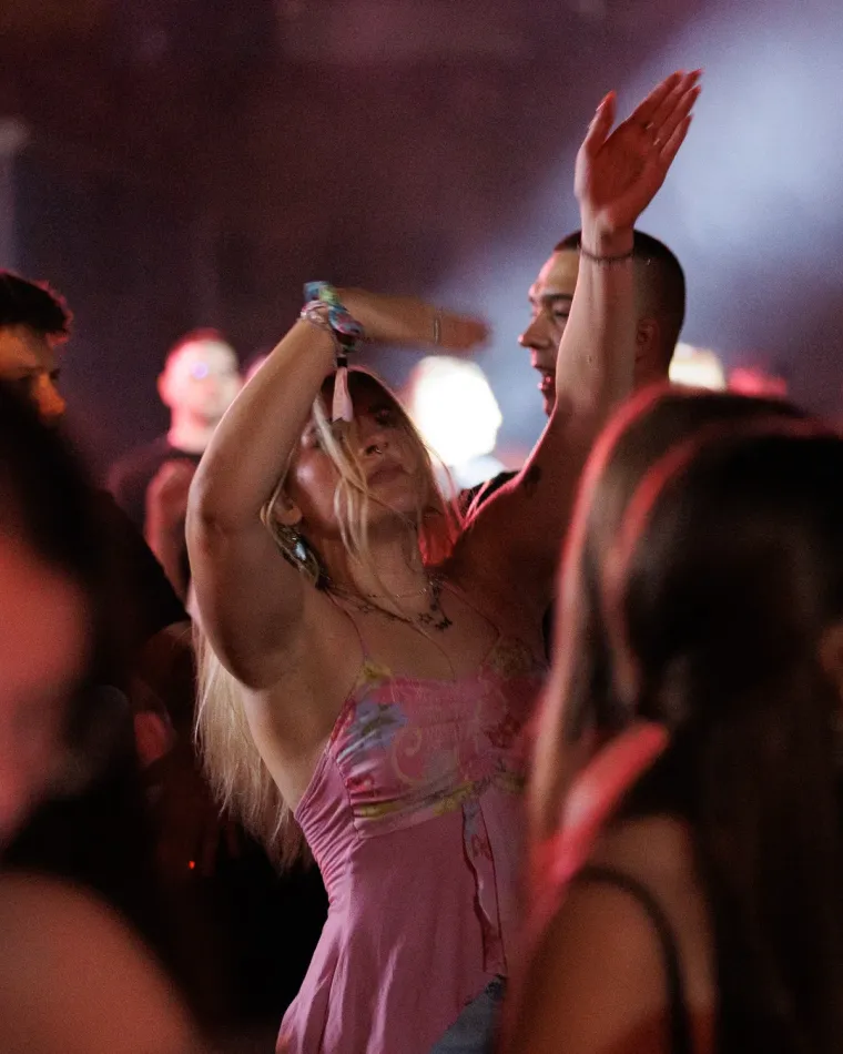 Ona je definitivno uživala u trenutku: Dugokosa ljepotica zapjevala na sav glas i očarala Splićane