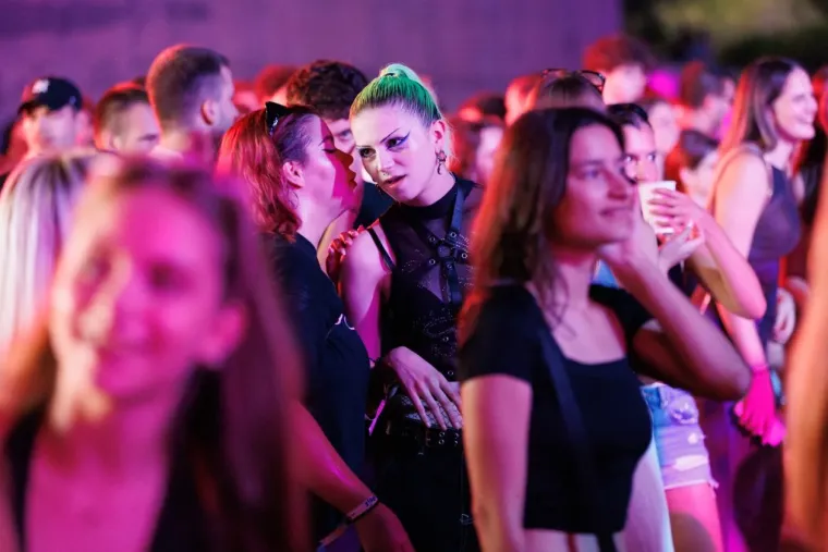 Ona je definitivno uživala u trenutku: Dugokosa ljepotica zapjevala na sav glas i očarala Splićane