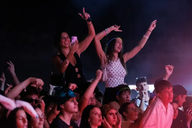 Ona je definitivno uživala u trenutku: Dugokosa ljepotica zapjevala na sav glas i očarala Splićane