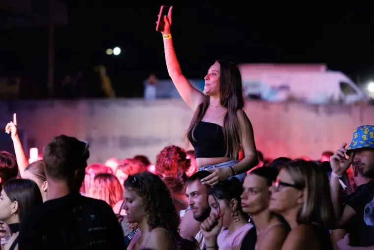 Ona je definitivno uživala u trenutku: Dugokosa ljepotica zapjevala na sav glas i očarala Splićane