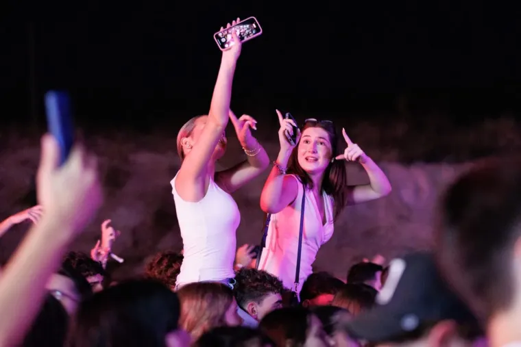 Ona je definitivno uživala u trenutku: Dugokosa ljepotica zapjevala na sav glas i očarala Splićane