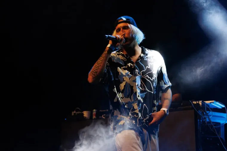 Ona je definitivno uživala u trenutku: Dugokosa ljepotica zapjevala na sav glas i očarala Splićane