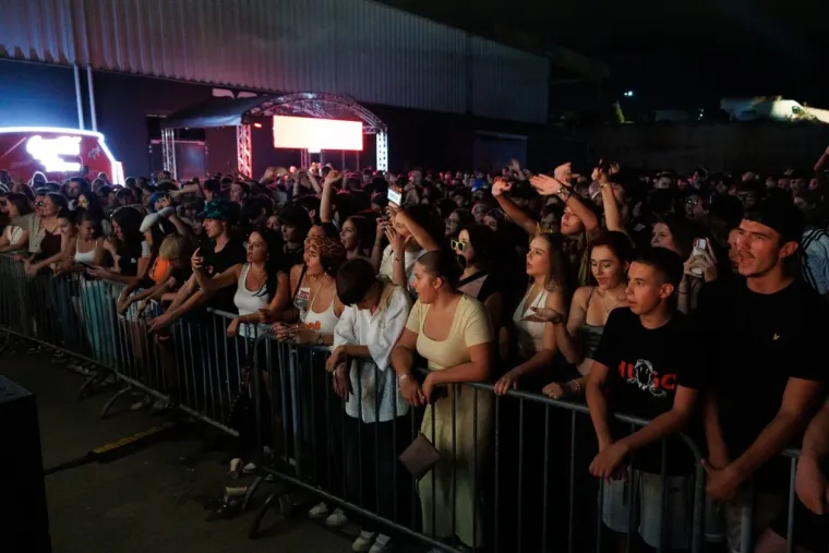 Ona je definitivno uživala u trenutku: Dugokosa ljepotica zapjevala na sav glas i očarala Splićane