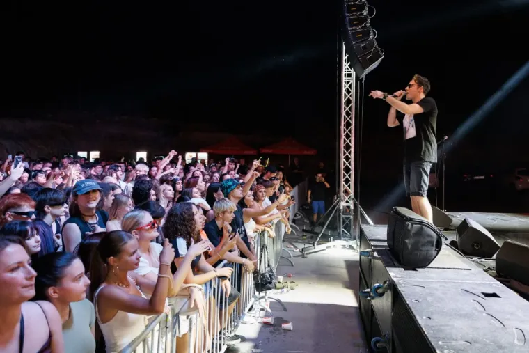 Ona je definitivno uživala u trenutku: Dugokosa ljepotica zapjevala na sav glas i očarala Splićane