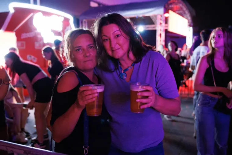 Ona je definitivno uživala u trenutku: Dugokosa ljepotica zapjevala na sav glas i očarala Splićane