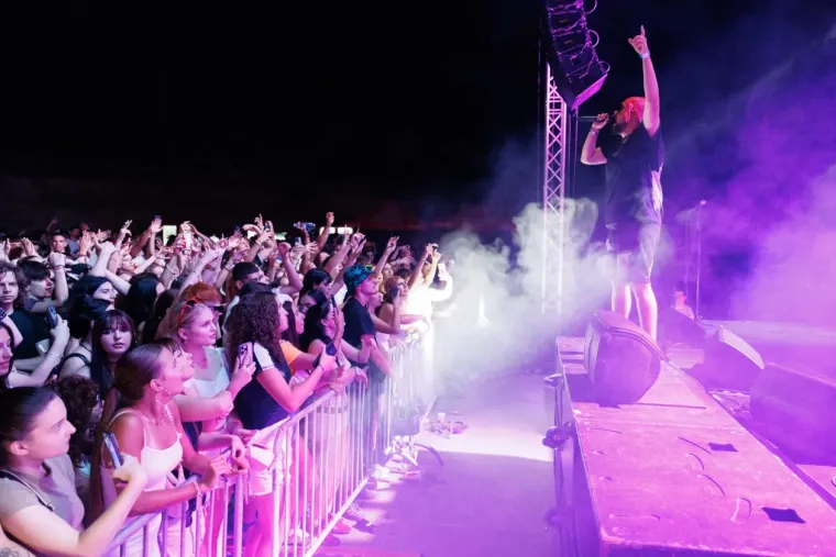 Ona je definitivno uživala u trenutku: Dugokosa ljepotica zapjevala na sav glas i očarala Splićane