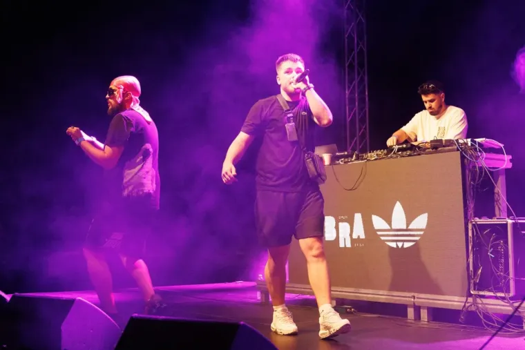 Ona je definitivno uživala u trenutku: Dugokosa ljepotica zapjevala na sav glas i očarala Splićane