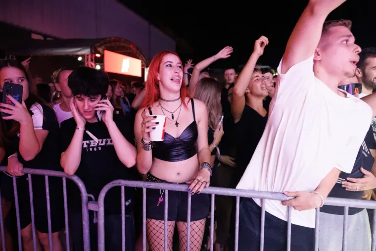 Ona je definitivno uživala u trenutku: Dugokosa ljepotica zapjevala na sav glas i očarala Splićane