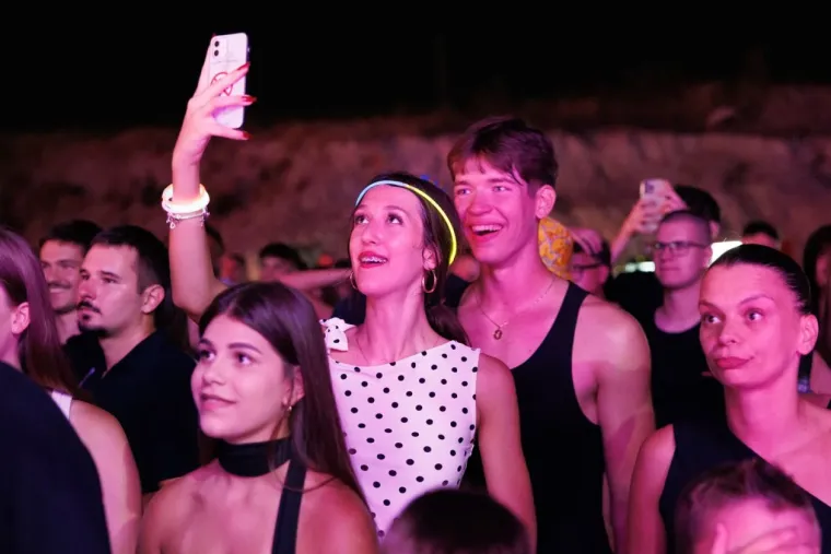 Ona je definitivno uživala u trenutku: Dugokosa ljepotica zapjevala na sav glas i očarala Splićane