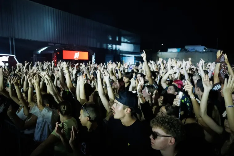 Ona je definitivno uživala u trenutku: Dugokosa ljepotica zapjevala na sav glas i očarala Splićane