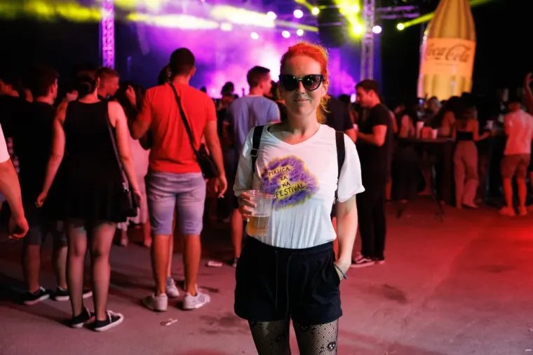 Ona je definitivno uživala u trenutku: Dugokosa ljepotica zapjevala na sav glas i očarala Splićane