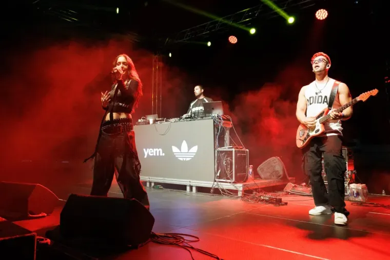 Ona je definitivno uživala u trenutku: Dugokosa ljepotica zapjevala na sav glas i očarala Splićane