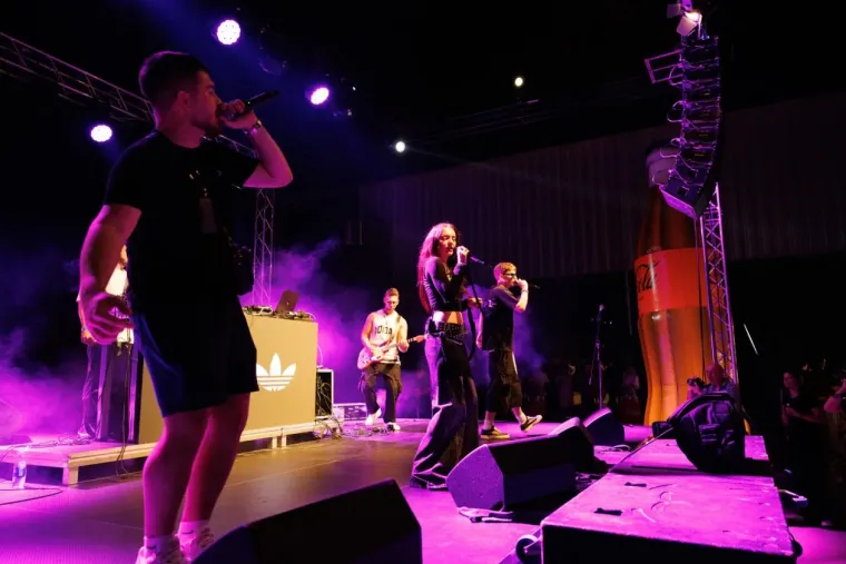 Ona je definitivno uživala u trenutku: Dugokosa ljepotica zapjevala na sav glas i očarala Splićane