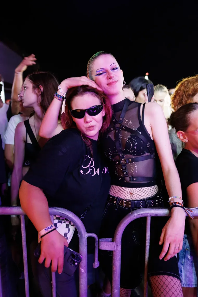 Ona je definitivno uživala u trenutku: Dugokosa ljepotica zapjevala na sav glas i očarala Splićane