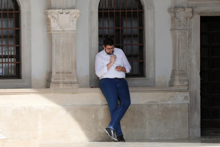 Roza kosa i chic tetovaže: Hrabri stil samozatajne djevojke u bijelom bio je pravo osvježenje