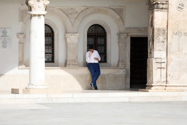 Roza kosa i chic tetovaže: Hrabri stil samozatajne djevojke u bijelom bio je pravo osvježenje