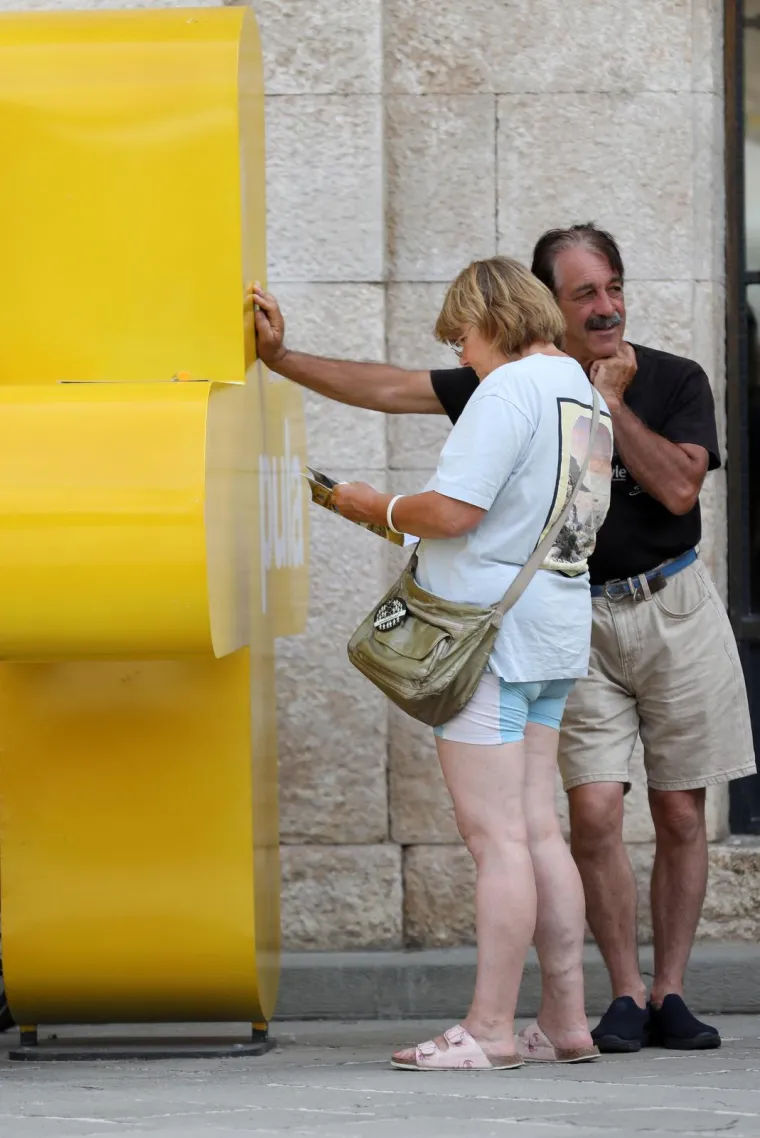 Roza kosa i chic tetovaže: Hrabri stil samozatajne djevojke u bijelom bio je pravo osvježenje