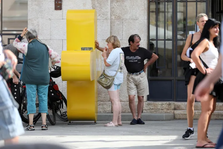 Roza kosa i chic tetovaže: Hrabri stil samozatajne djevojke u bijelom bio je pravo osvježenje