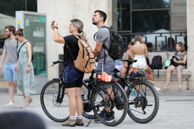 Roza kosa i chic tetovaže: Hrabri stil samozatajne djevojke u bijelom bio je pravo osvježenje