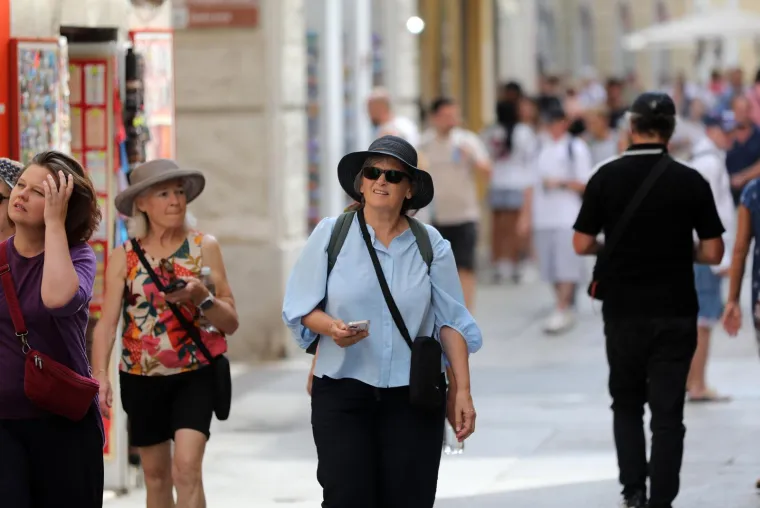 Roza kosa i chic tetovaže: Hrabri stil samozatajne djevojke u bijelom bio je pravo osvježenje