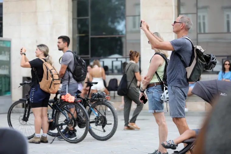 Roza kosa i chic tetovaže: Hrabri stil samozatajne djevojke u bijelom bio je pravo osvježenje