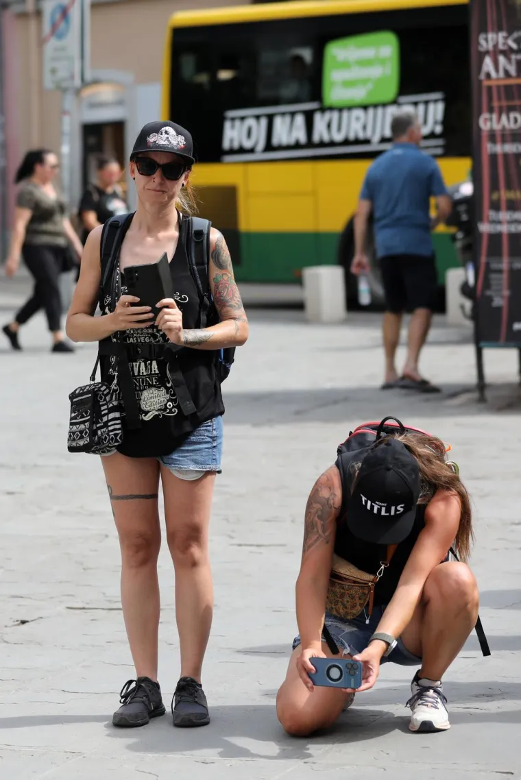 Roza kosa i chic tetovaže: Hrabri stil samozatajne djevojke u bijelom bio je pravo osvježenje