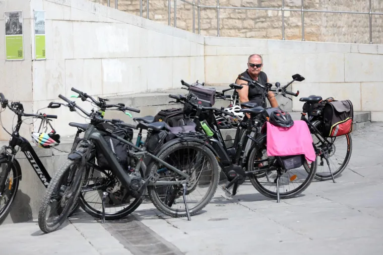 Roza kosa i chic tetovaže: Hrabri stil samozatajne djevojke u bijelom bio je pravo osvježenje